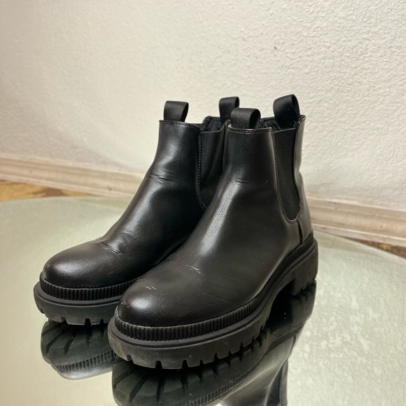 Chunky Chelsea Booties with elasticized side panels and a loop at back. SIZE 9 - Picture 3 of 8